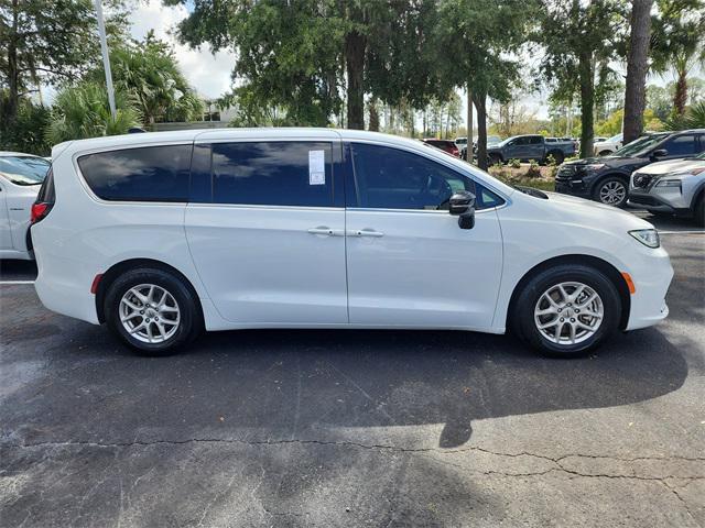 Photo of 2024 Bright White Clearcoat Chrysler Pacifica