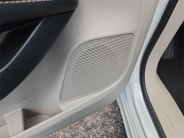 Photo of 2024 Bright White Clearcoat Chrysler Pacifica