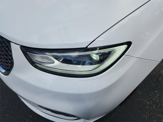 Photo of 2024 Bright White Clearcoat Chrysler Pacifica