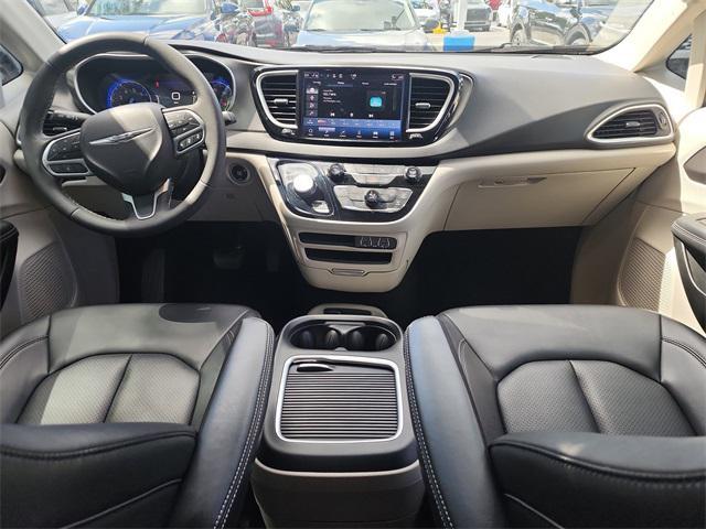 Photo of 2024 Bright White Clearcoat Chrysler Pacifica
