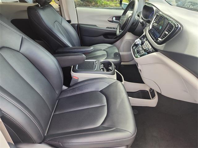 Photo of 2024 Bright White Clearcoat Chrysler Pacifica