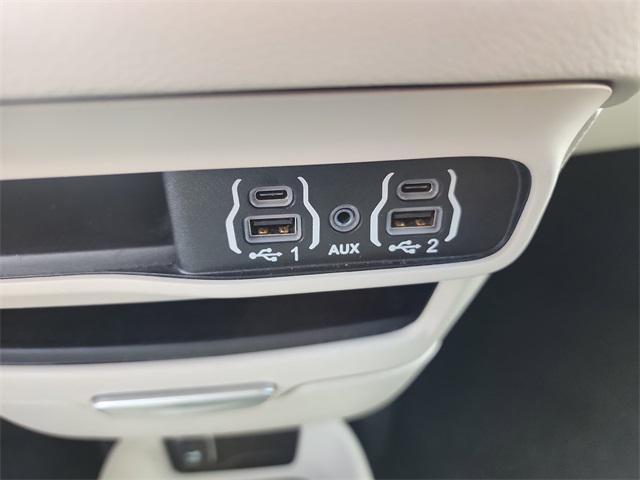 Photo of 2024 Bright White Clearcoat Chrysler Pacifica