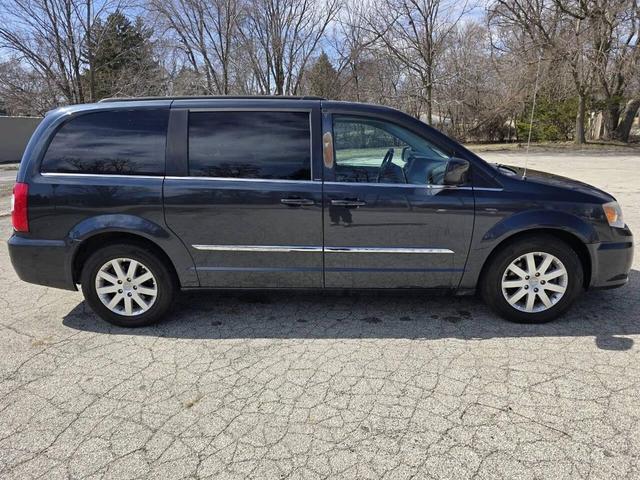 Photo of 2014 Brilliant Black Crystal Pearlcoat Chrysler Town & Country