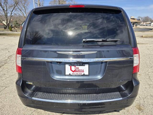 Photo of 2014 Brilliant Black Crystal Pearlcoat Chrysler Town & Country