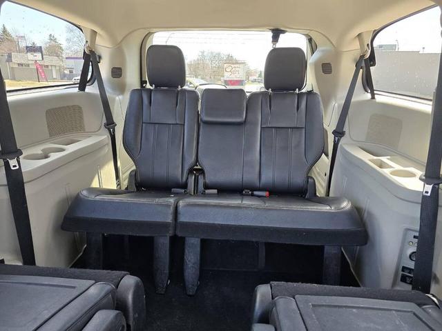 Photo of 2014 Brilliant Black Crystal Pearlcoat Chrysler Town & Country