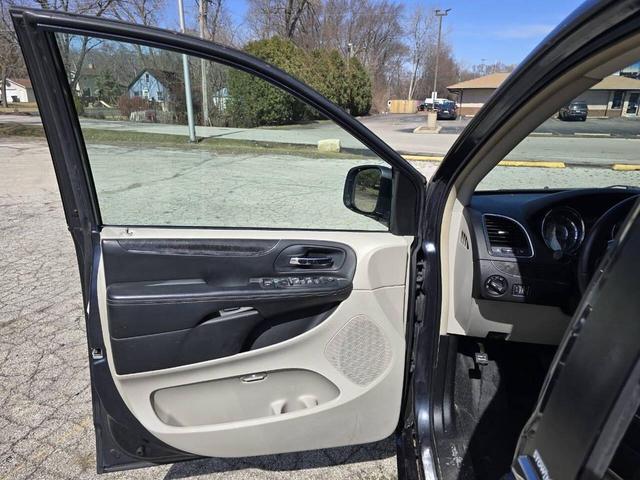 Photo of 2014 Brilliant Black Crystal Pearlcoat Chrysler Town & Country