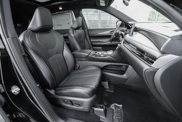 Photo of 2025 Diamond Black INFINITI QX60