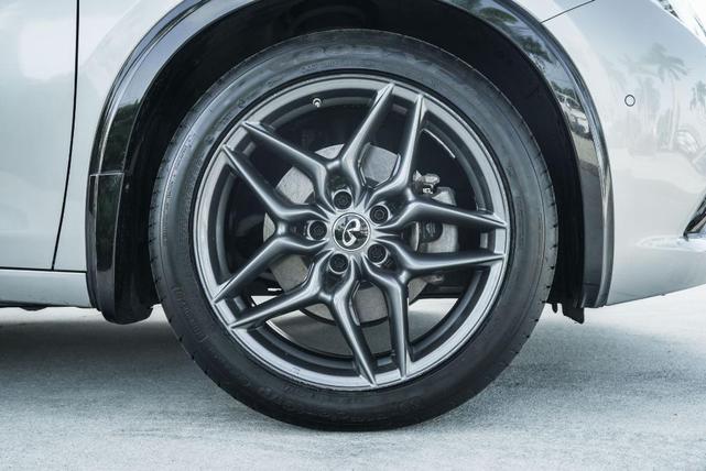 Photo of 2018 Blade Silver INFINITI QX30