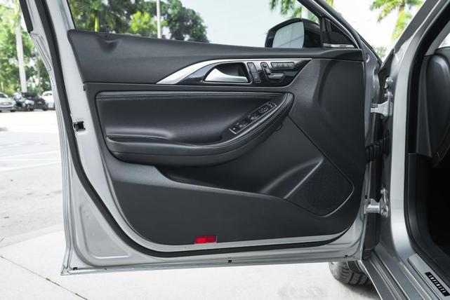 Photo of 2018 Blade Silver INFINITI QX30