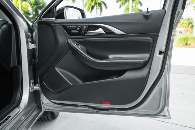 Photo of 2018 Blade Silver INFINITI QX30