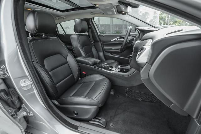Photo of 2018 Blade Silver INFINITI QX30
