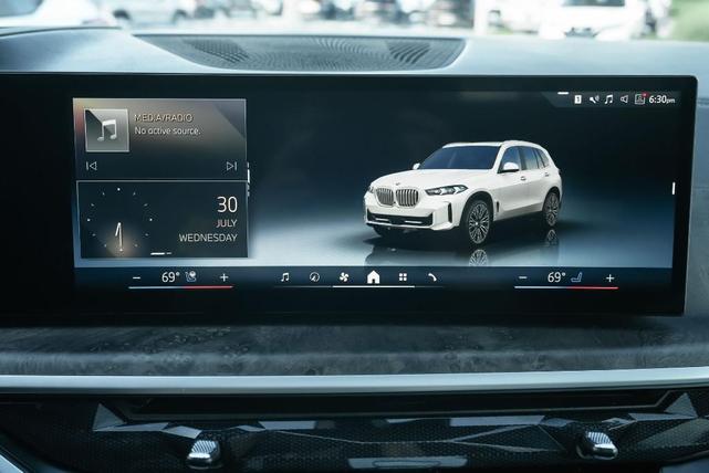 Photo of 2024 Mineral White Metallic BMW X5