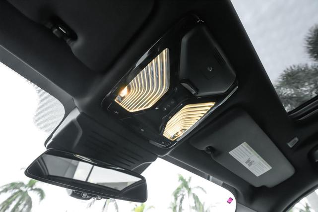 Photo of 2024 Mineral White Metallic BMW X5
