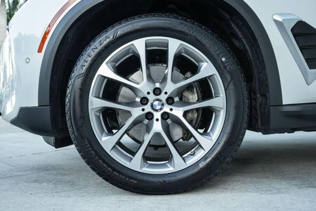 Photo of 2024 Mineral White Metallic BMW X5