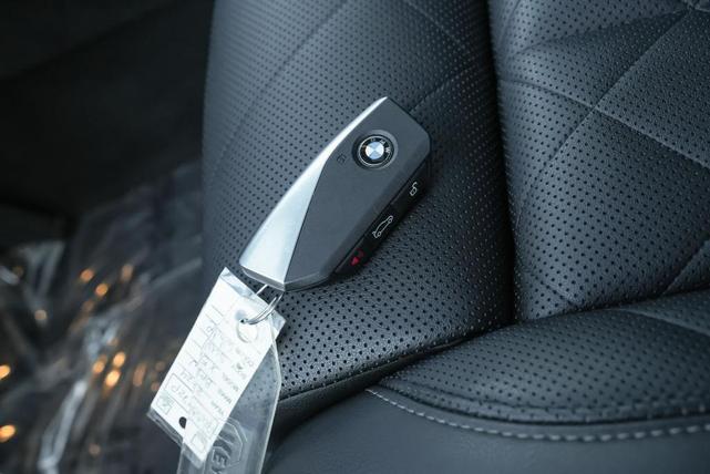 Photo of 2024 Mineral White Metallic BMW X5