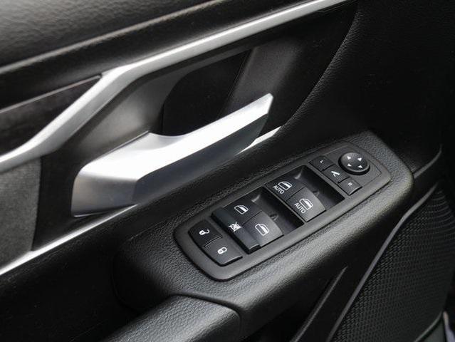 Photo of 2023 Diamond Black Crystal Pearlcoat RAM 1500