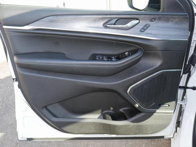 Photo of 2025 Bright White Clearcoat Jeep Grand Cherokee L