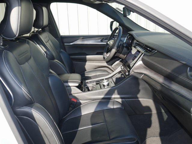 Photo of 2025 Bright White Clearcoat Jeep Grand Cherokee L