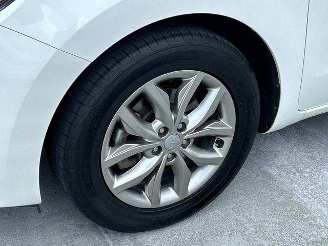 Photo of 2020 Snow White Pearl Kia Sedona