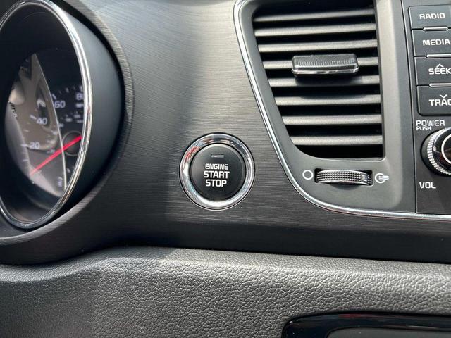 Photo of 2020 Snow White Pearl Kia Sedona