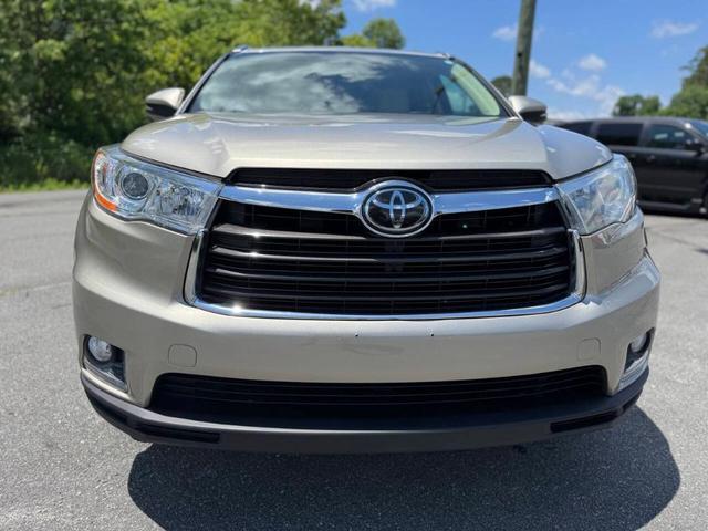 Photo of 2016 Gold Toyota Highlander