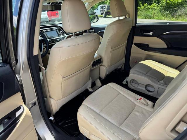Photo of 2016 Gold Toyota Highlander