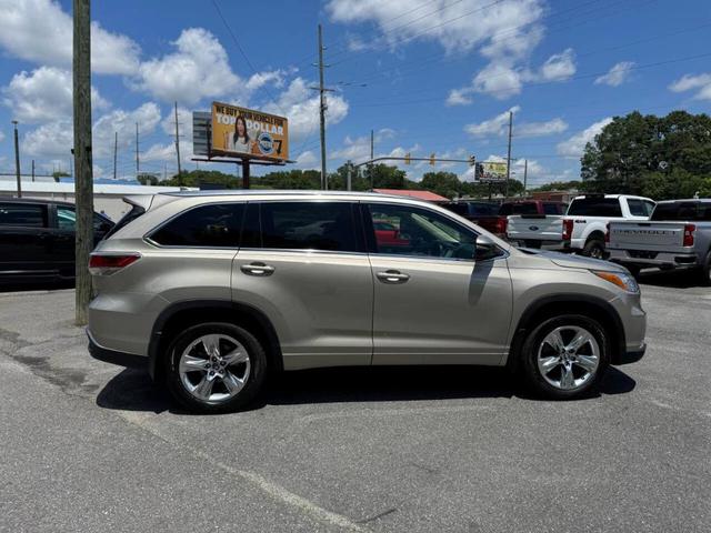 Photo of 2016 Gold Toyota Highlander