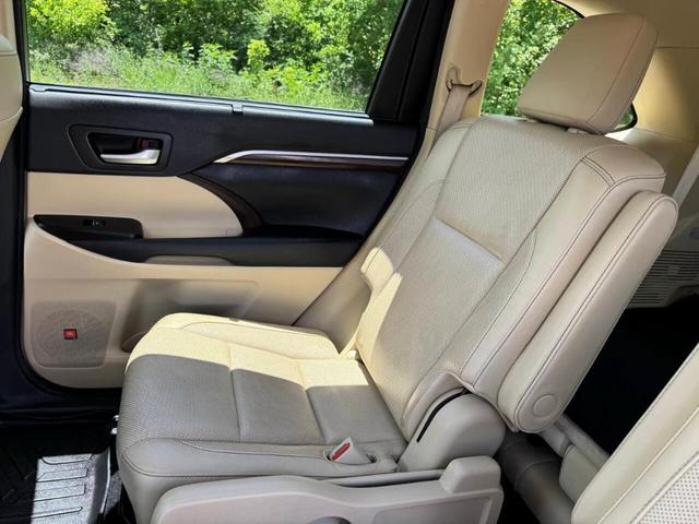 Photo of 2016 Gold Toyota Highlander