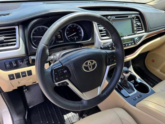 Photo of 2016 Gold Toyota Highlander