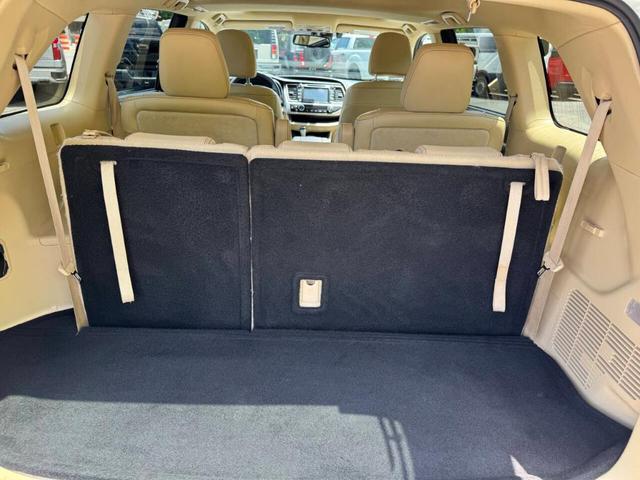 Photo of 2016 Gold Toyota Highlander