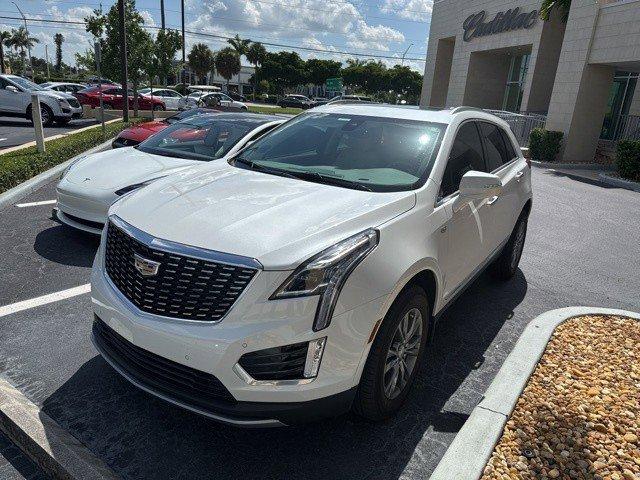 Photo of 2023 Crystal White Tricoat Cadillac XT5