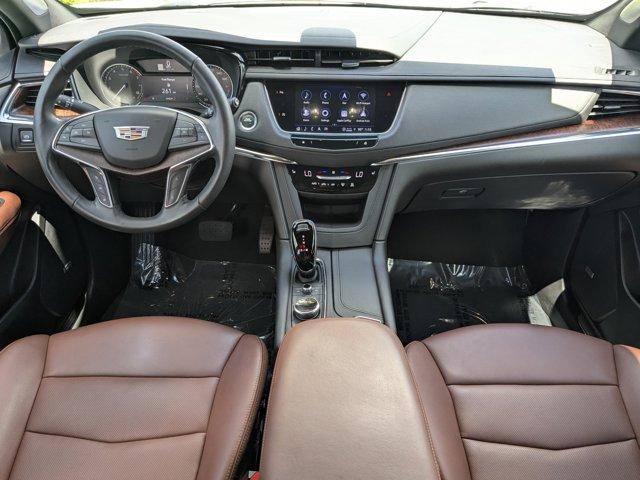 Photo of 2023 Crystal White Tricoat Cadillac XT5