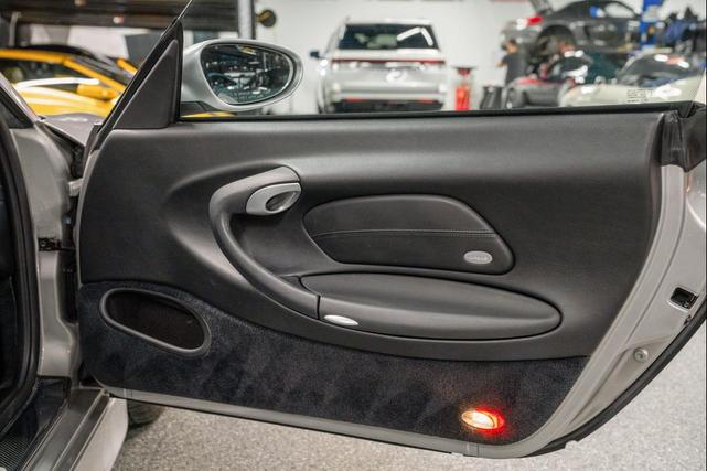 Photo of 2005 Arctic Silver Metallic Porsche 911