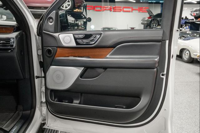 Photo of 2024 Pristine White Lincoln Navigator