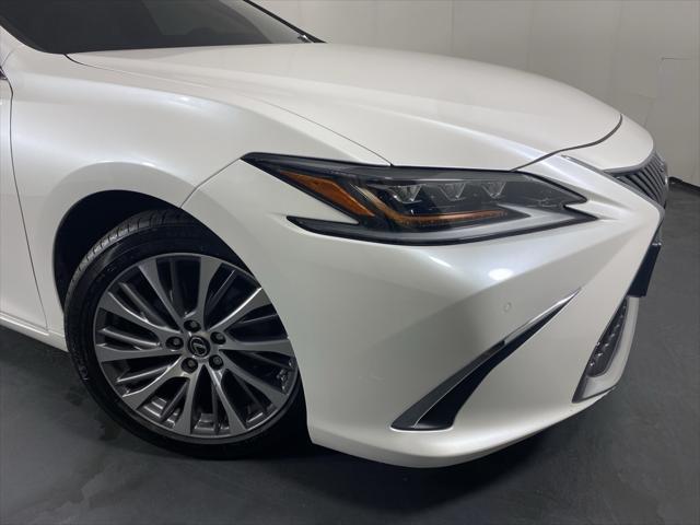 Photo of 2019 Eminent White Pearl Lexus ES 350