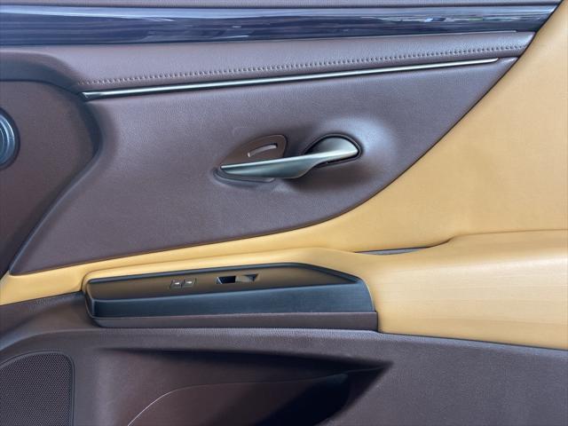 Photo of 2019 Eminent White Pearl Lexus ES 350