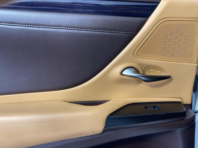 Photo of 2019 Eminent White Pearl Lexus ES 350