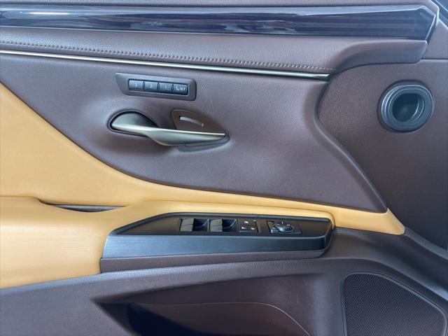Photo of 2019 Eminent White Pearl Lexus ES 350