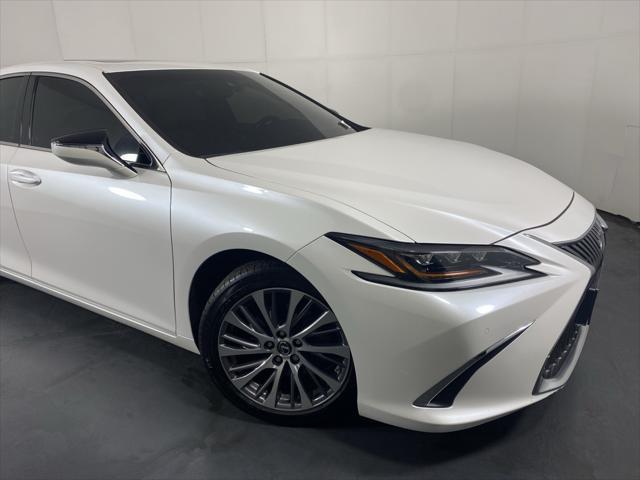 Photo of 2019 Eminent White Pearl Lexus ES 350