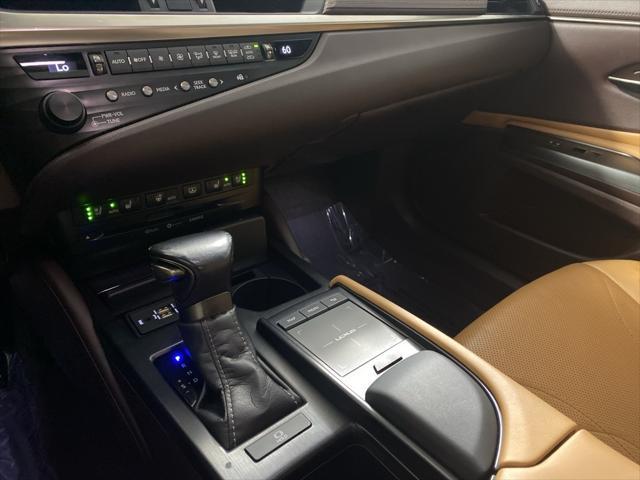Photo of 2019 Eminent White Pearl Lexus ES 350
