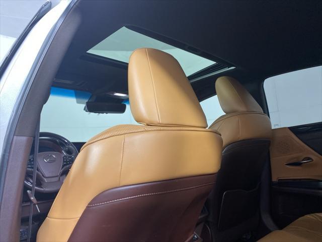 Photo of 2019 Eminent White Pearl Lexus ES 350