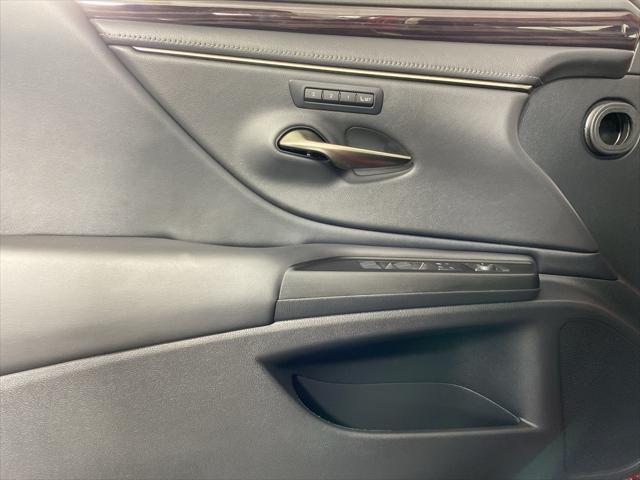 Photo of 2019 Matador Red Mica Lexus ES 350