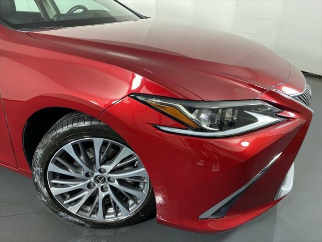 Photo of 2019 Matador Red Mica Lexus ES 350