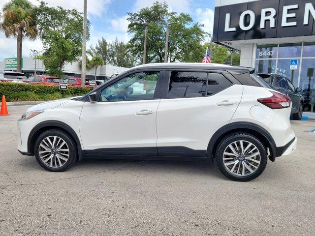 Photo of 2023 Aspen White / Super Black Nissan Kicks