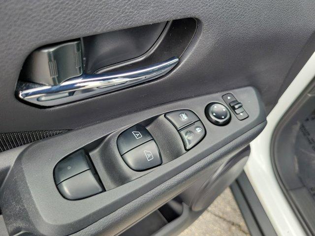 Photo of 2023 Aspen White / Super Black Nissan Kicks