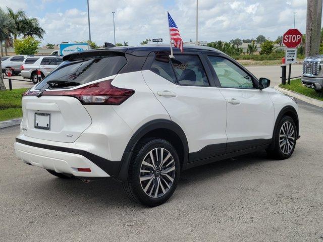 Photo of 2023 Aspen White / Super Black Nissan Kicks
