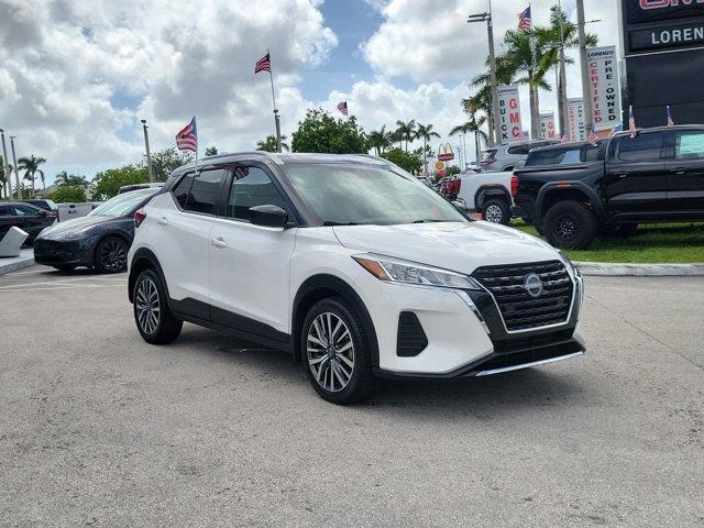 Photo of 2023 Aspen White / Super Black Nissan Kicks