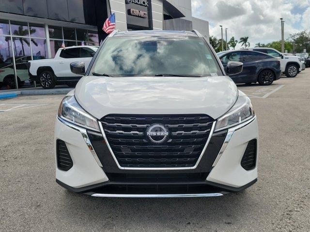 Photo of 2023 Aspen White / Super Black Nissan Kicks