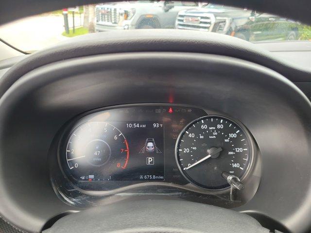 Photo of 2023 Aspen White / Super Black Nissan Kicks