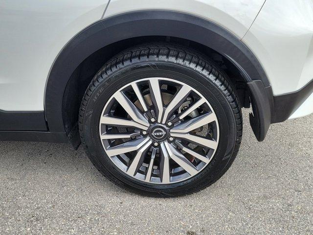 Photo of 2023 Aspen White / Super Black Nissan Kicks